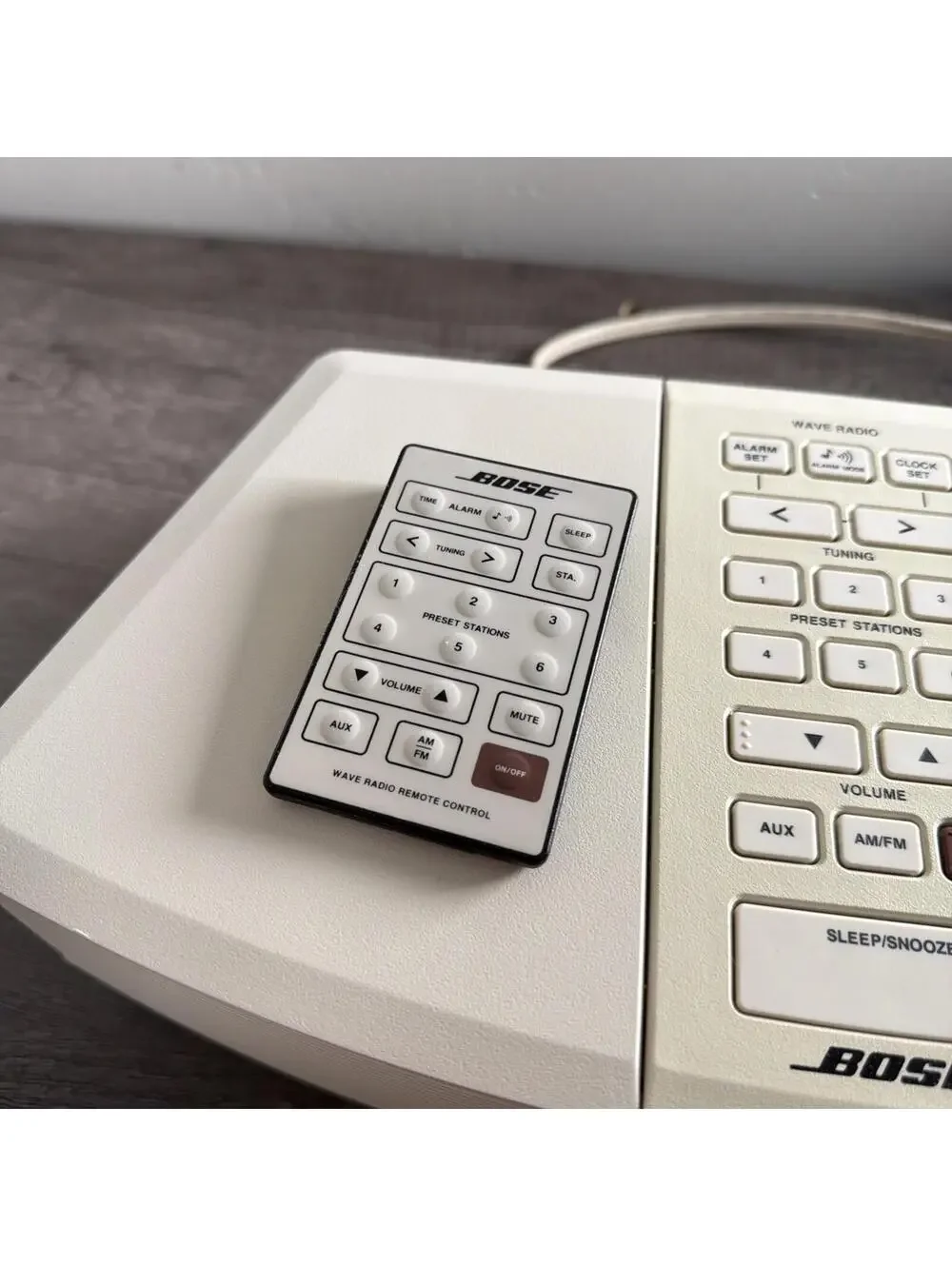 Bose Wave Radio AWR1-1W AM/FM Alarm Clock Works - Remote - White/Cream - Clean! - Picture 2 of 3